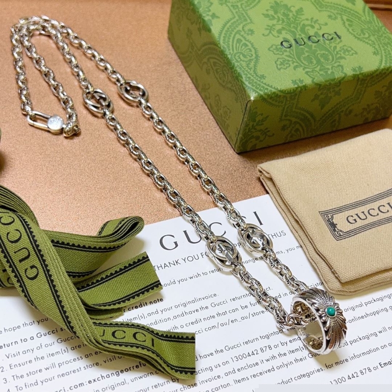 G*u*i necklaces